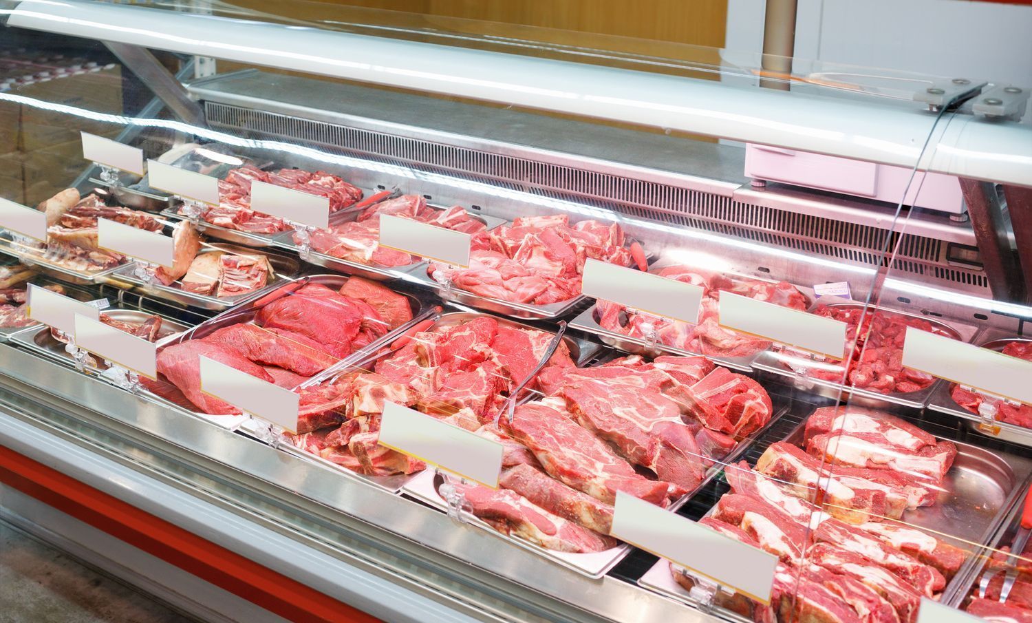 Una vitrina llena de carne en una carnicería.