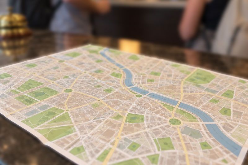 Mappa della città aperta su un tavolo, pronta per organizzare la visita.