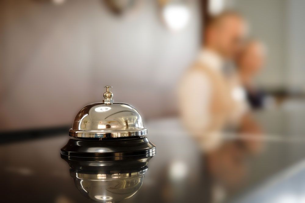 Campanello sul bancone della reception.