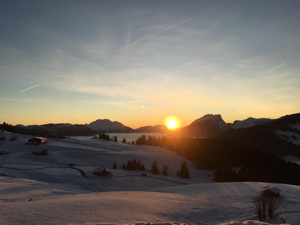 Couché de soleil montagnes