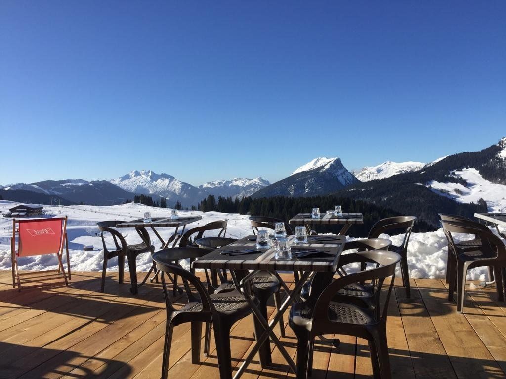 Terrasse en bois vue sur la montagne