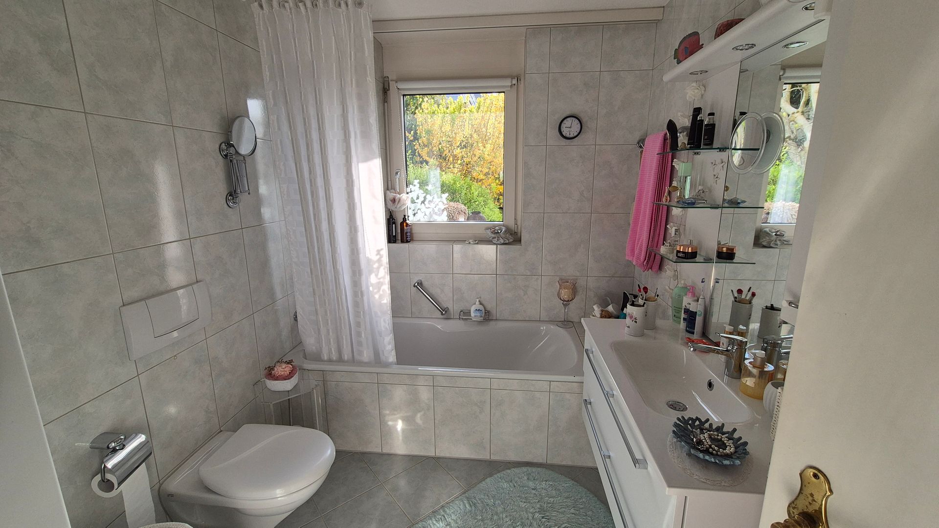 Ein Badezimmer mit Toilette, Waschbecken und Badewanne.