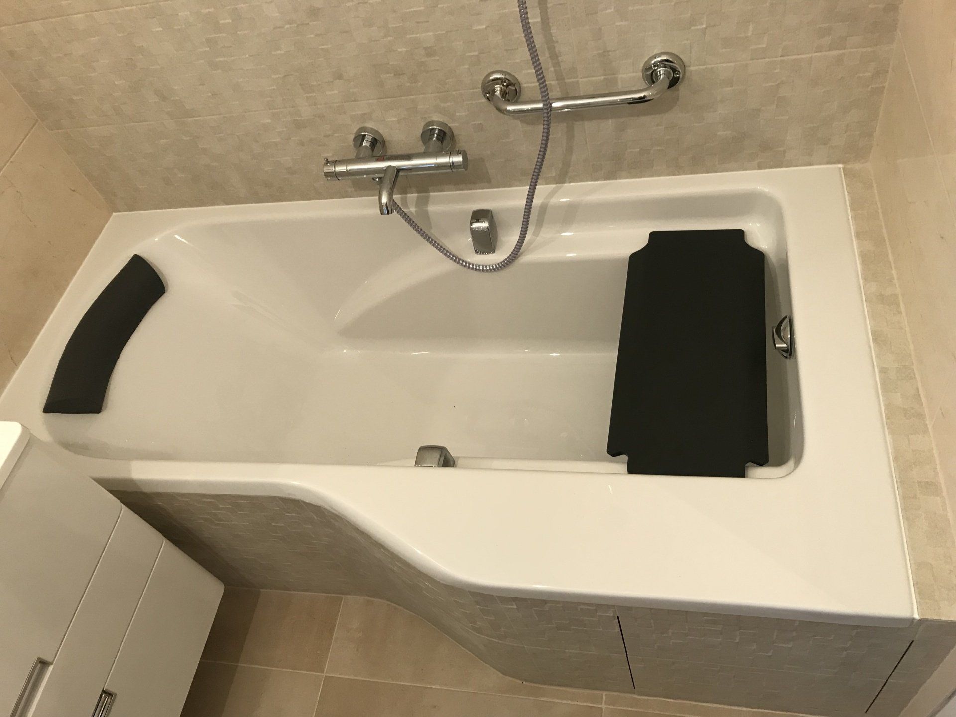 Salle de bain avec baignoire