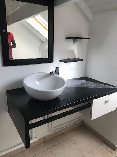 Salle de bains avec vasque et miroir