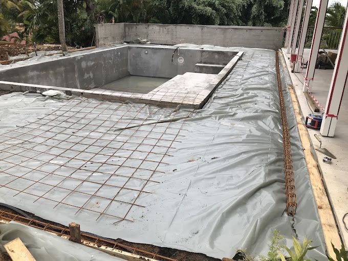 Début du chantier pour une piscine en béton