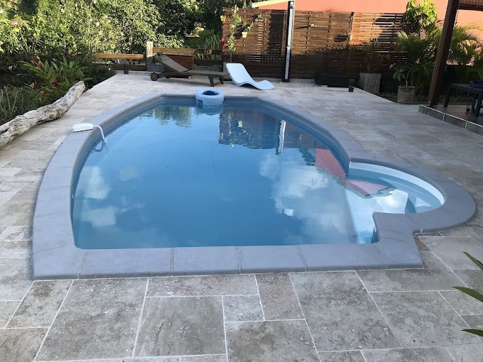 Piscine en forme de porte