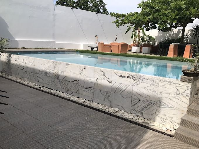 Piscine en marbre vue du ras du sol