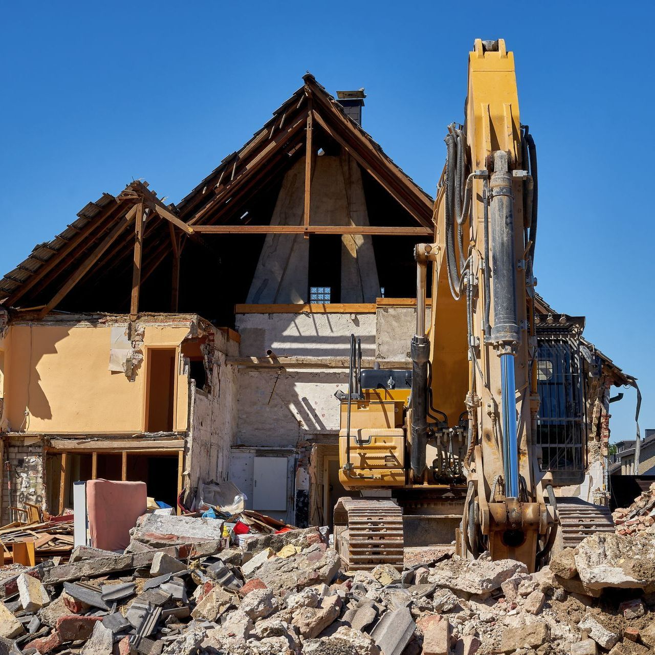 Démolition de maison au moyen d'une pelleteuse