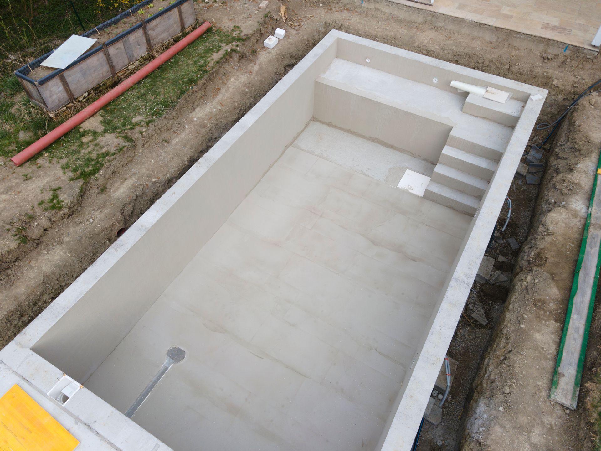 Prise de vue aérienne par drone d'un chantier de construction d'une piscine presque terminée