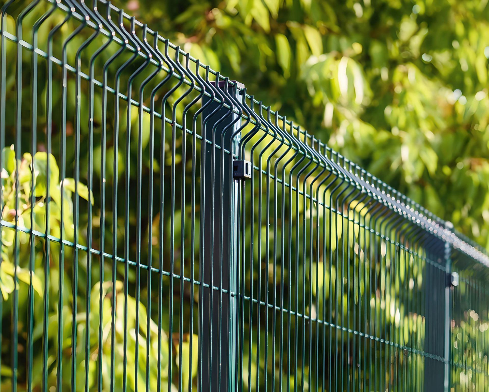 Panneaux de clôture industrielle en grillage.