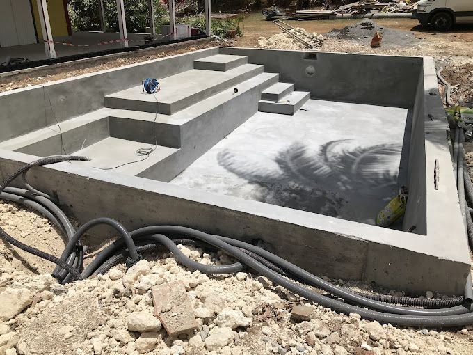 Chantier pour une piscine en béton
