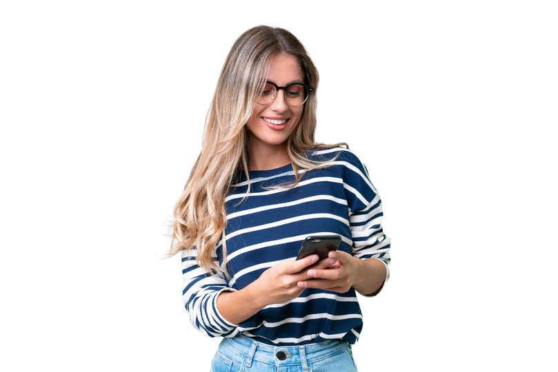 Femme en chemise rayée souriant en regardant son téléphone.
