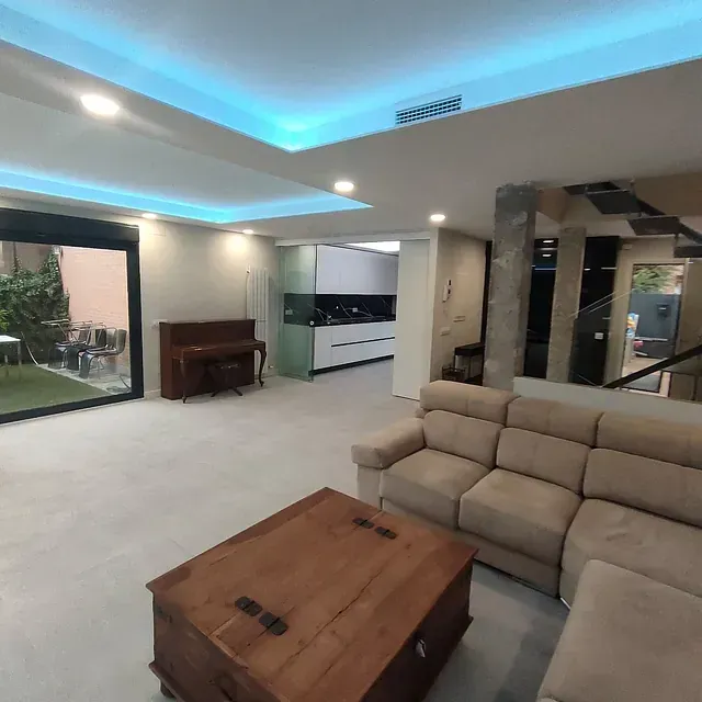 Una sala de estar con un sofá y una mesa de café.