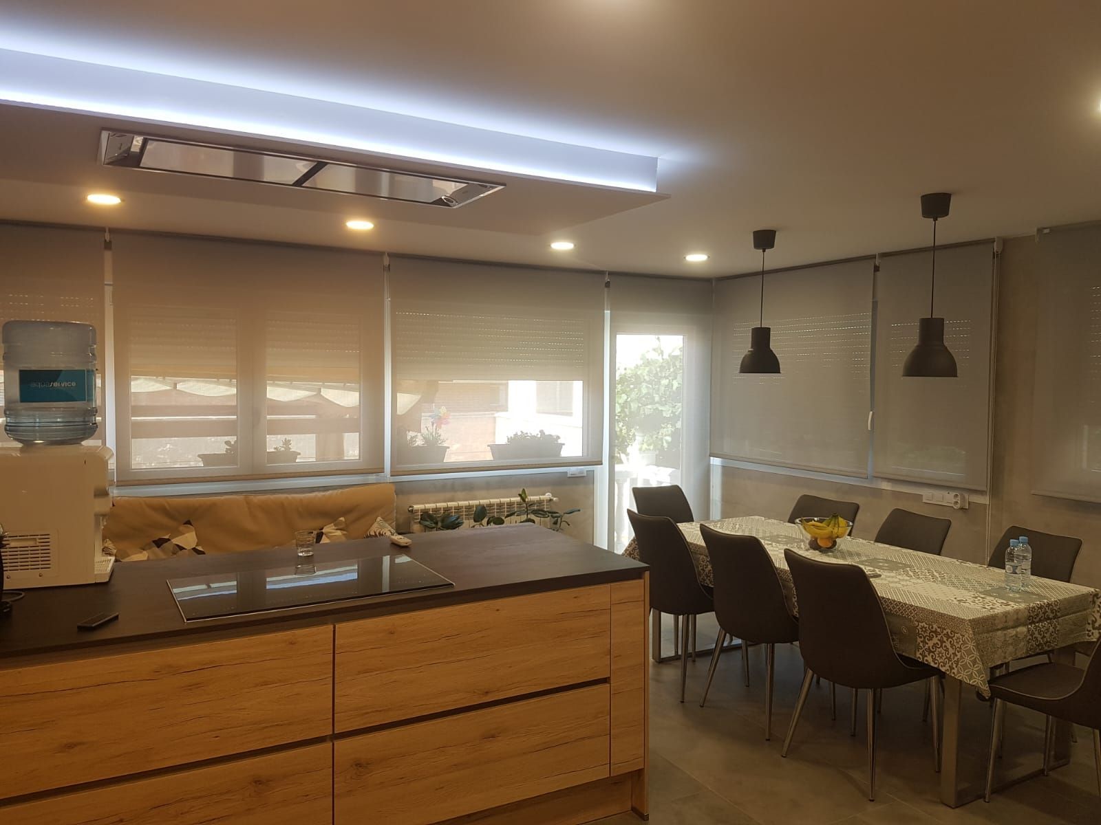 Una cocina con una mesa y sillas.