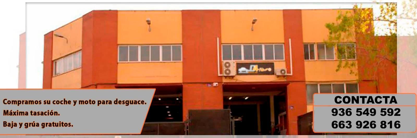 Un gran edificio naranja con un cartel que dice contacta