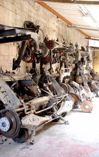 Un almacén lleno de muchas piezas de automóviles.