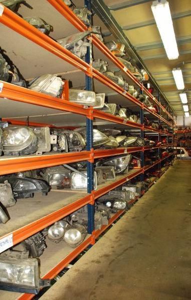 Un almacén lleno de muchas piezas, incluidos faros.