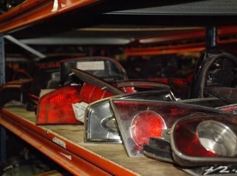 Un montón de luces traseras están en un estante