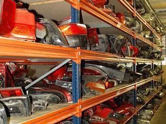 Un almacén lleno de muchas piezas de automóviles en estantes.