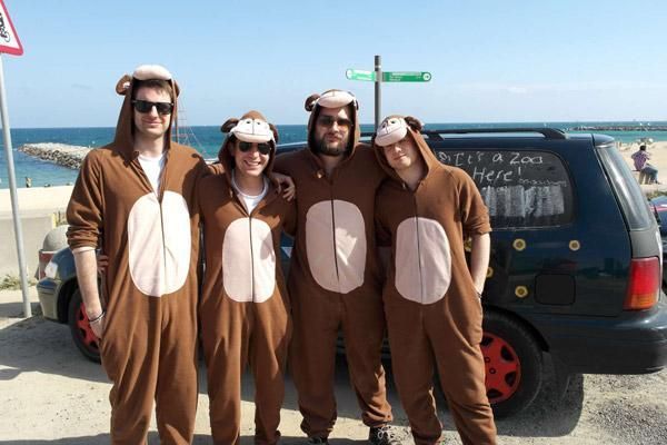 Hombres con disfraz de mono