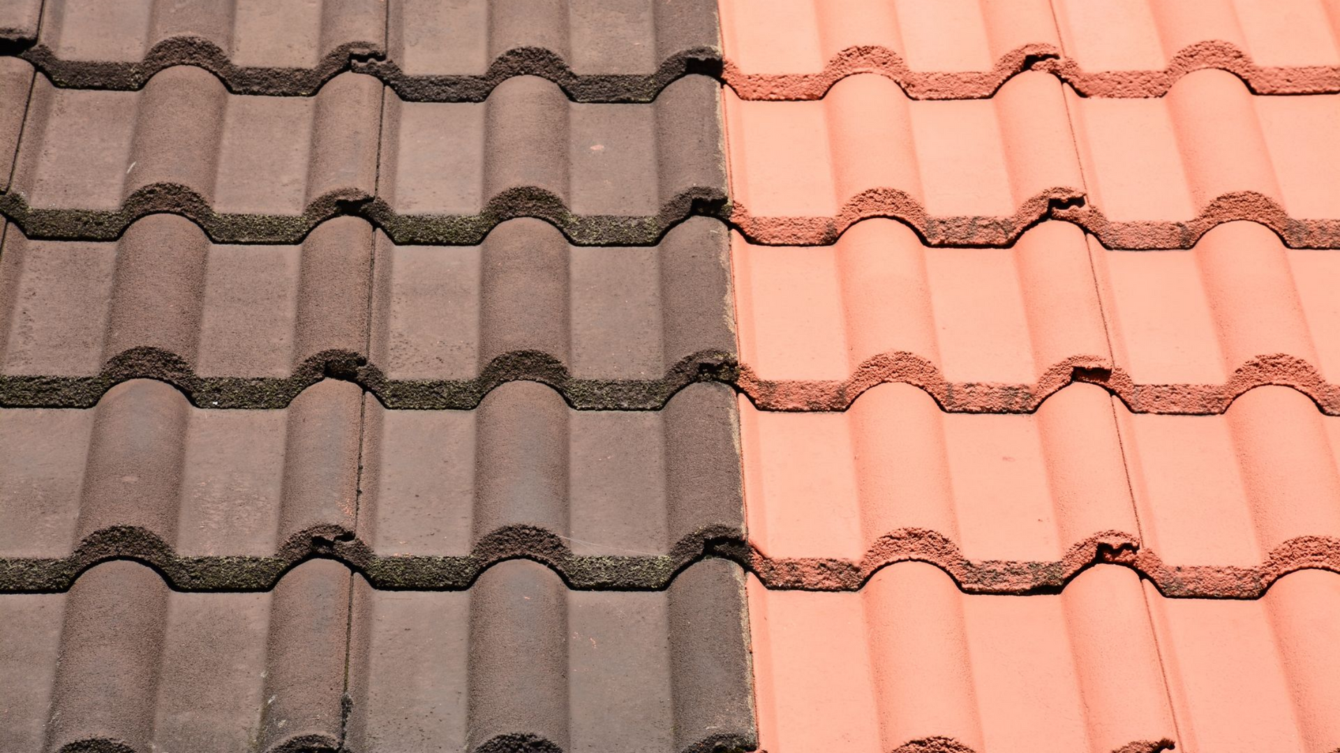 Tuiles du toit : la moitié recouverte de brun foncé, l'autre moitié d'orange vif.