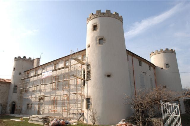 La voiture de la société Pro Façades garée devant une facade de maison