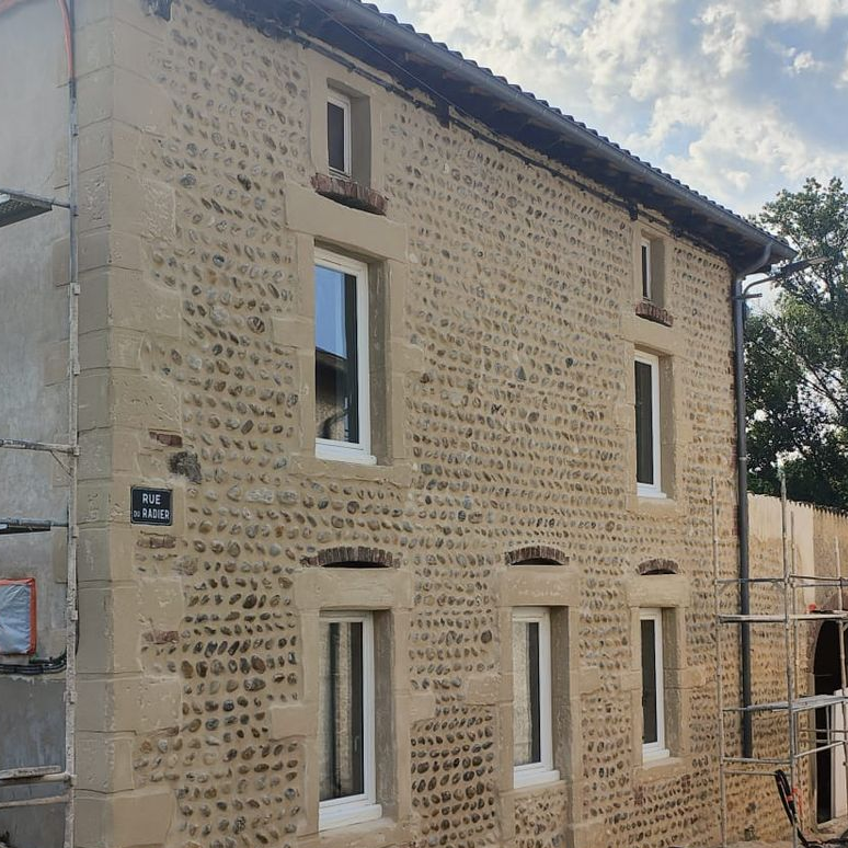 Façade de maison en pierre apparantes avec des joints de pierre refaits à neuf