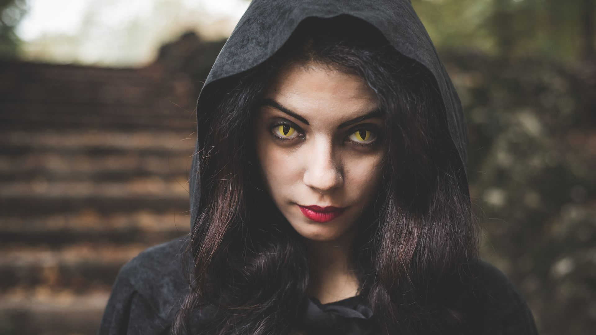 Vampire femme devant des marches d'escalier