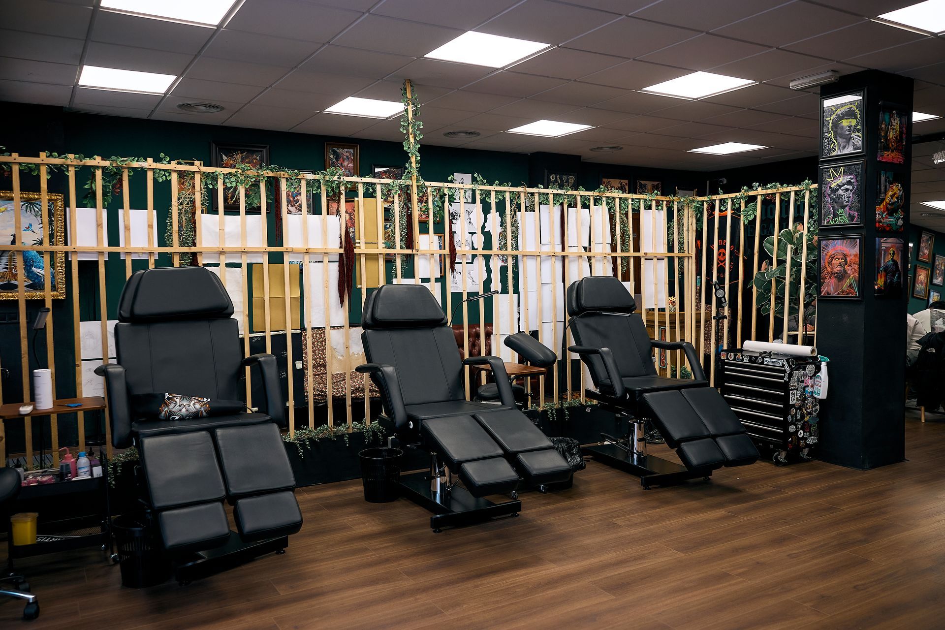 Sillones de masaje de interior alineados en un spa o sala de relajación con decoración de bambú.