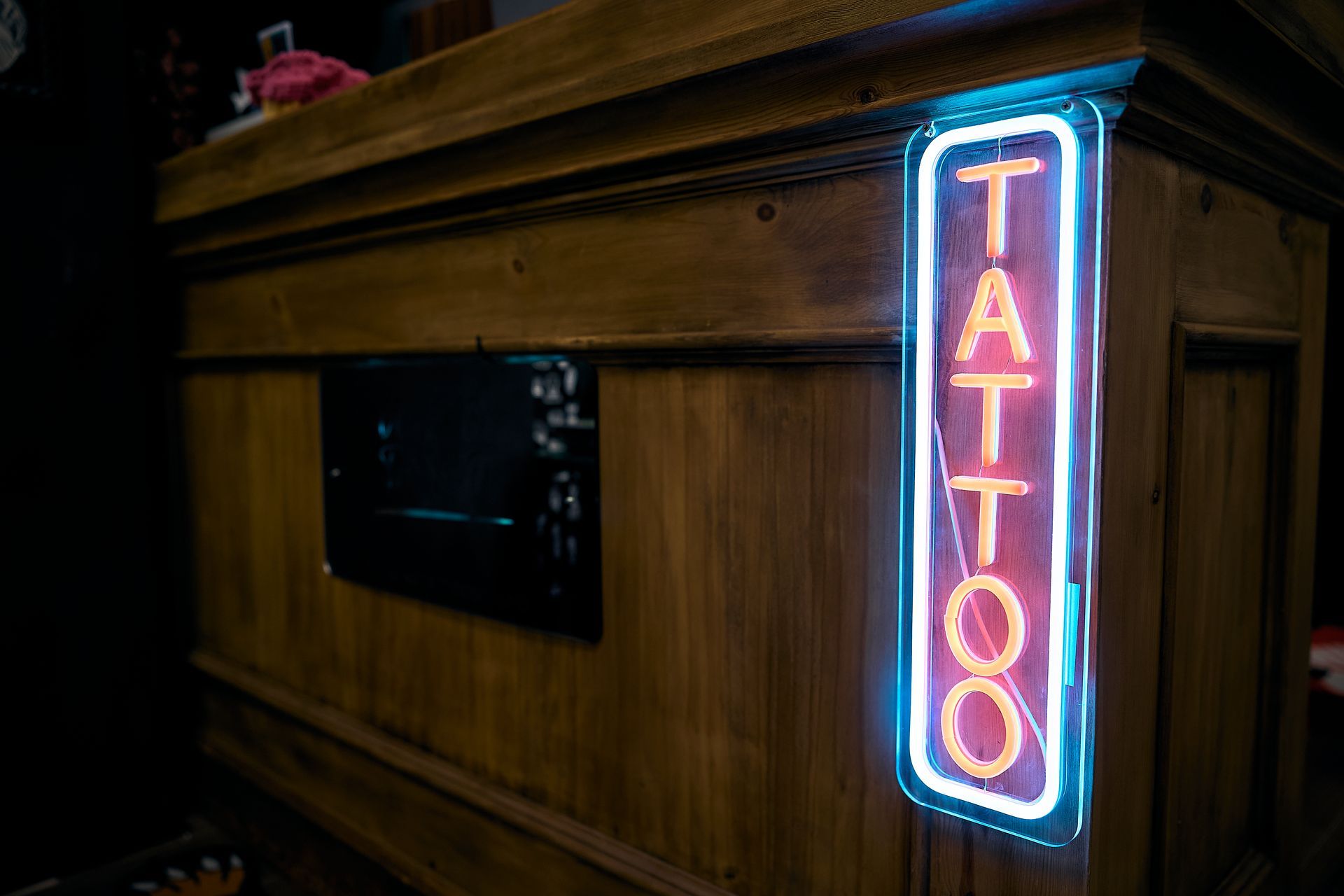 Un letrero vertical de neón con la palabra 