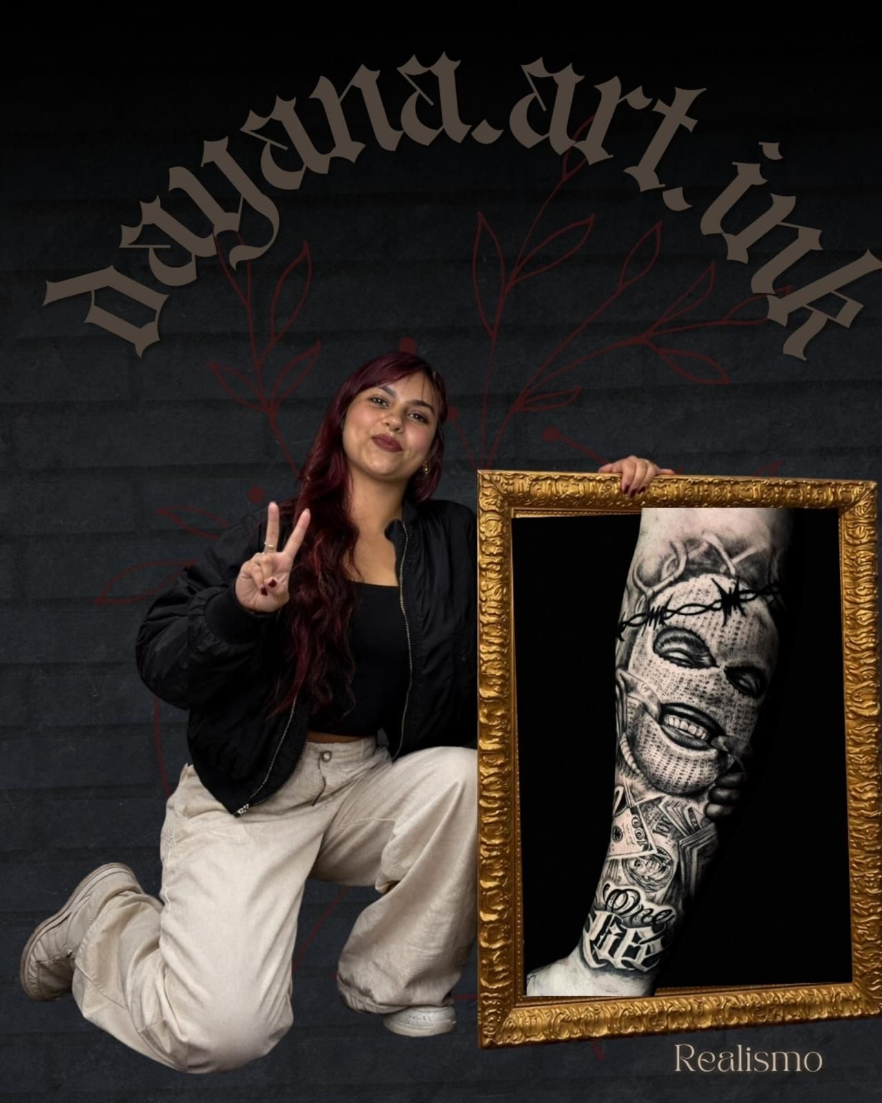 Una mujer se arrodilla junto a un marco ornamentado que muestra un rostro y un brazo tatuados en blanco y negro sobre un fondo oscuro.
