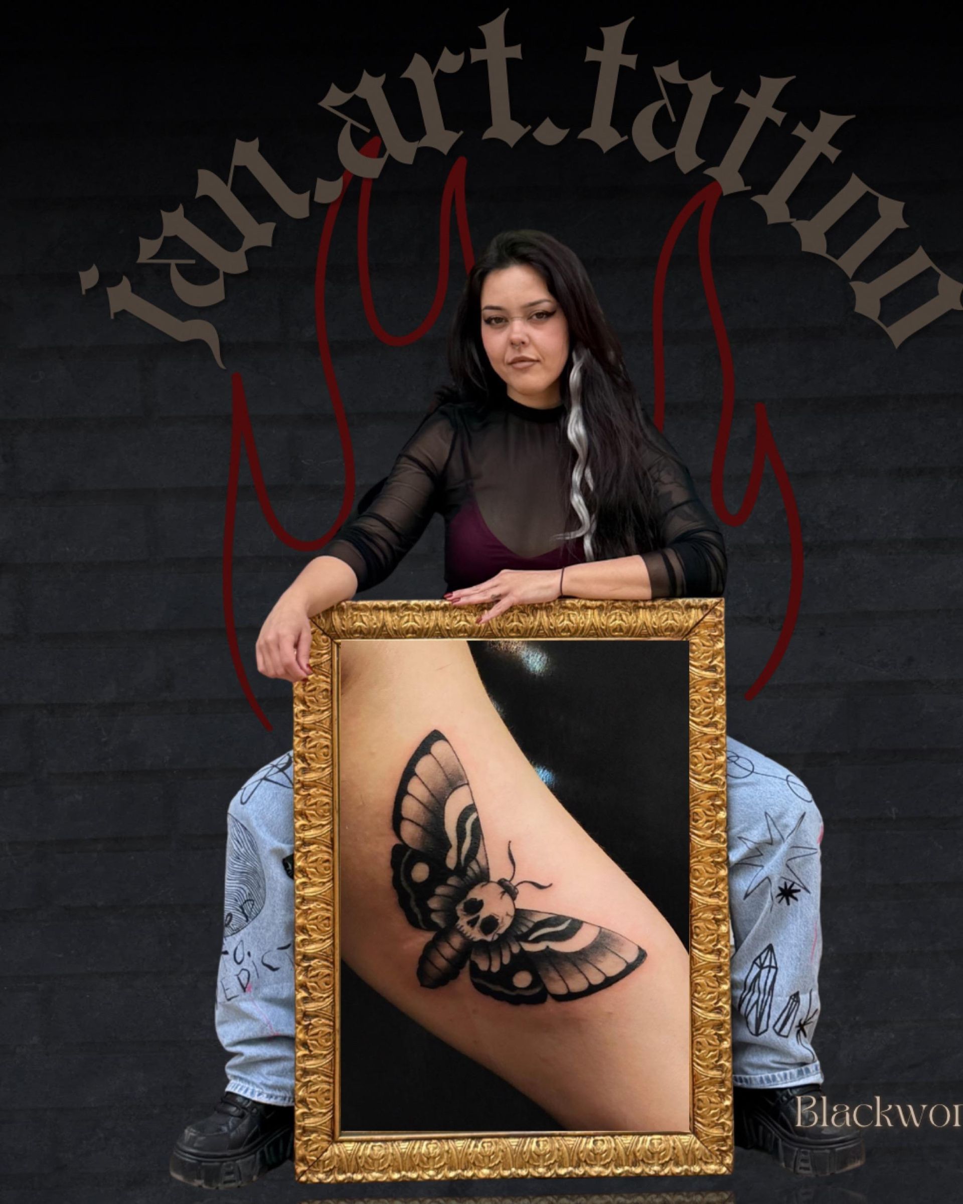 Persona sentada detrás de una foto enmarcada de un tatuaje de mariposa, con un fondo que simula un 