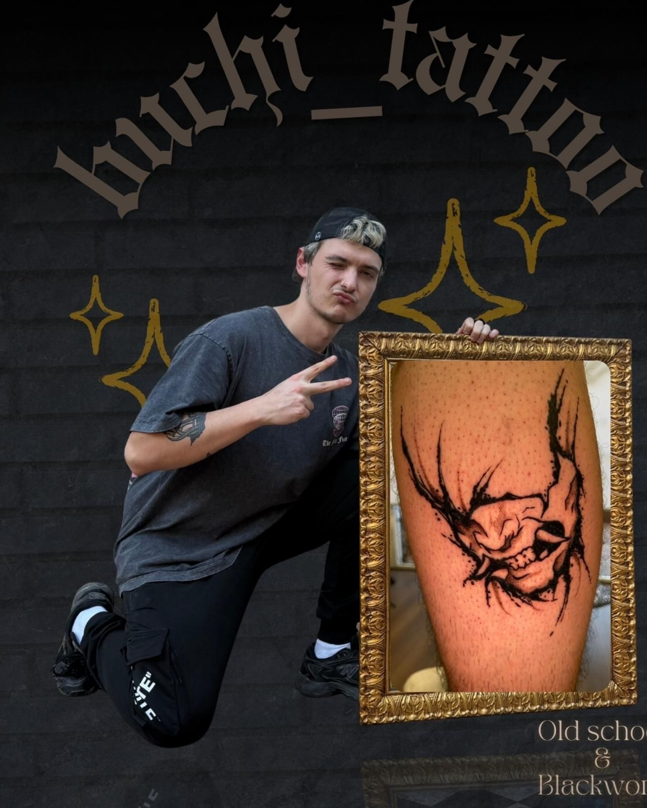Hombre posando junto a un diseño de tatuaje de demonio en blanco y negro enmarcado sobre fondo oscuro.