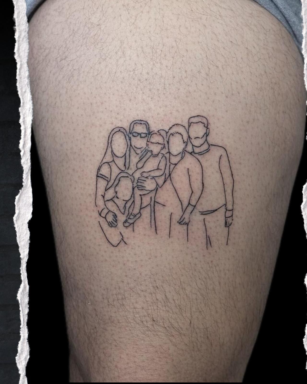 Pequeño tatuaje de líneas negras que representa a cinco personas de pie juntas sobre una pierna.