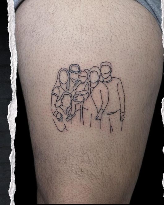 Pequeño tatuaje de líneas negras que representa a cinco personas de pie juntas sobre una pierna.