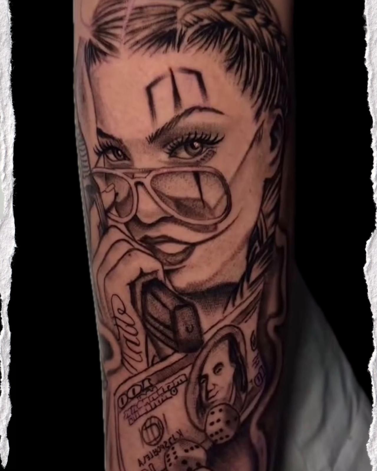 Retrato tatuado en blanco y negro de una persona con gafas, con un billete de dólar y una tarjeta debajo.