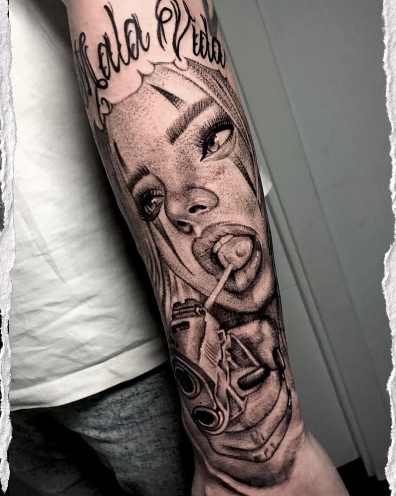Tatuaje en blanco y negro en la pantorrilla que muestra el rostro de una mujer y una calavera con letras encima.