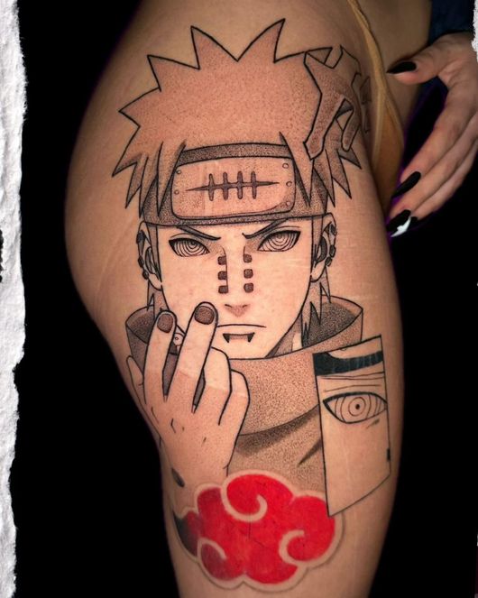 Tatuaje del personaje Pain de Naruto con la nube roja de Akatsuki en el muslo.
