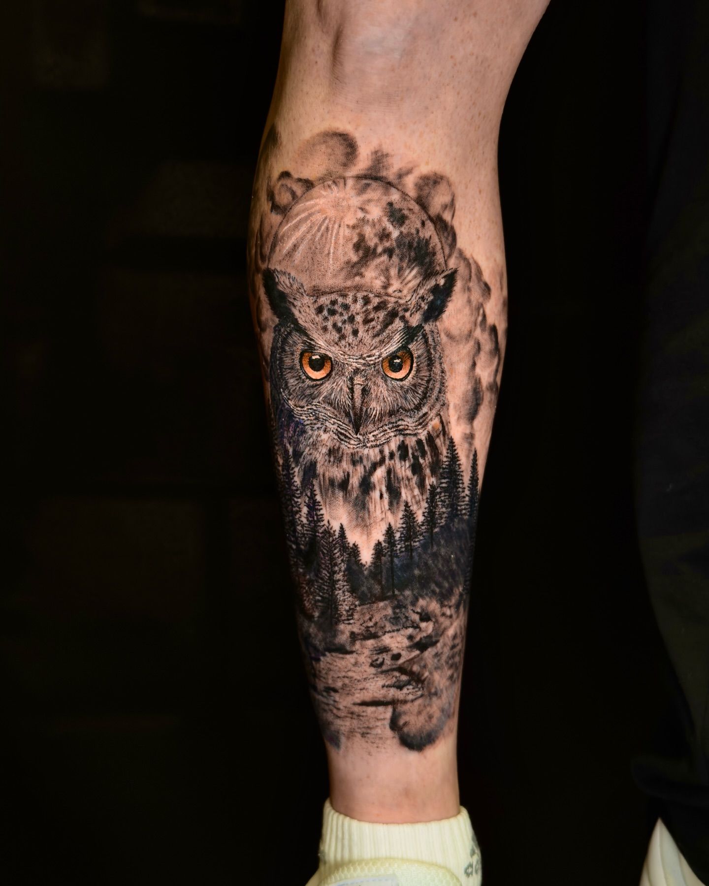 Un tatuaje en el antebrazo de un búho