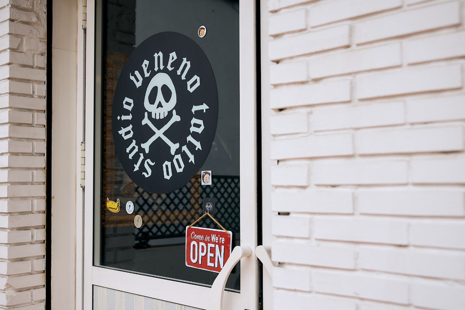 La entrada del estudio de tatuajes 