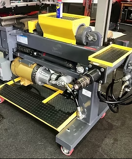 Una máquina está sentada en un carro en una fábrica.