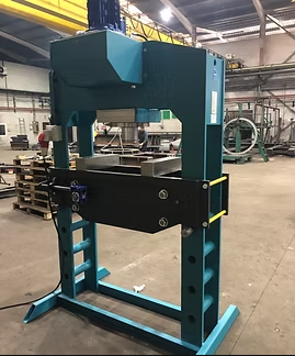 Una máquina azul y negra está en un almacén.