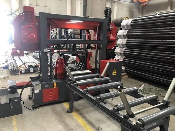 Una máquina está sentada en una cinta transportadora en una fábrica.