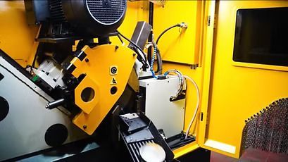 Un primer plano de una máquina amarilla con la puerta abierta.