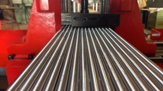 Un montón de varillas de metal se encuentran encima de una máquina.