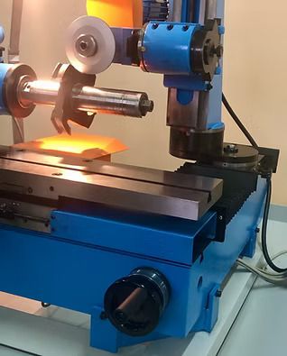 Una máquina azul está encima de una mesa.