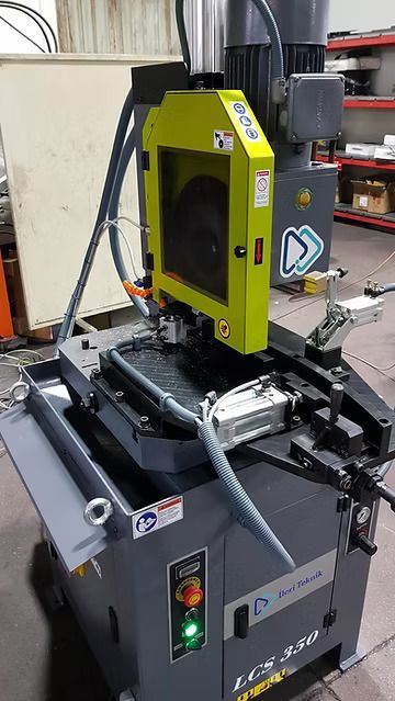 Una máquina está sentada en el suelo en una fábrica.