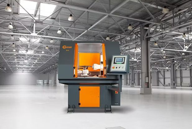 Una máquina está parada en un gran almacén vacío.