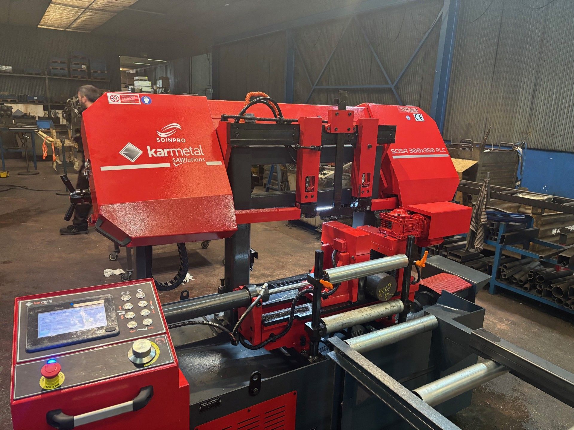 Una máquina roja y negra que dice karmetal.