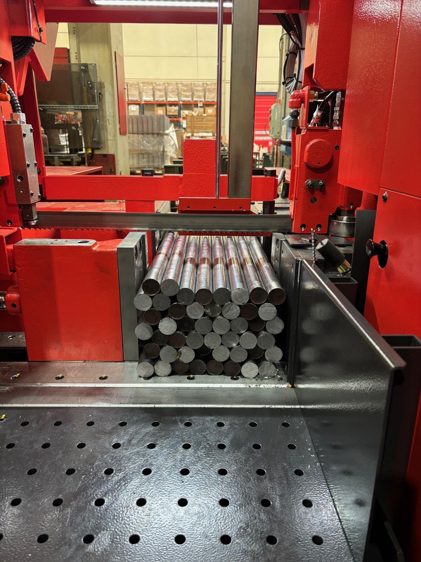 Un primer plano de una muela de la que salen chispas.